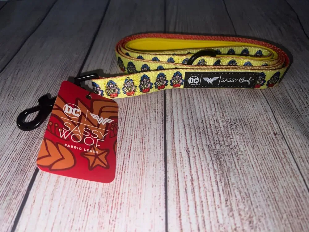 New Sassy Woof DC Wonder Woman Dog Pet Fabric Leash Standard NWT 5 Feet Long